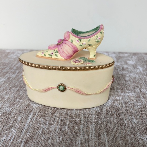 Willow Hall Victorian shoe trinket box - Picture 10 of 13